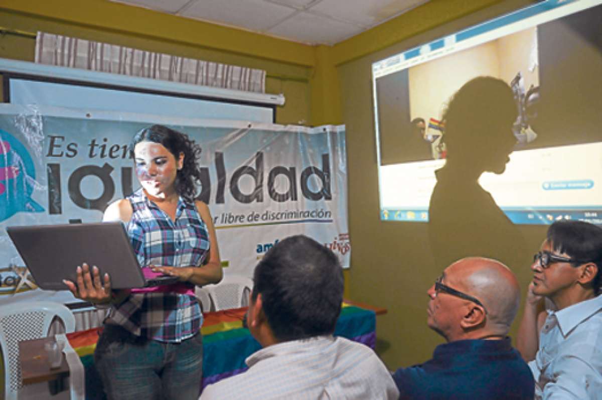 Diane Rodr&iacute;guez, presidenta de Silueta X, explic&oacute; a los asistentes el alcance del documento que ser&aacute; elaborado como queja legal. Foto: Pilar Vera