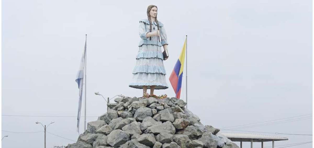 En el ingreso al cant&oacute;n, una gran escultura de la santa de la localidad da la bienvenida.