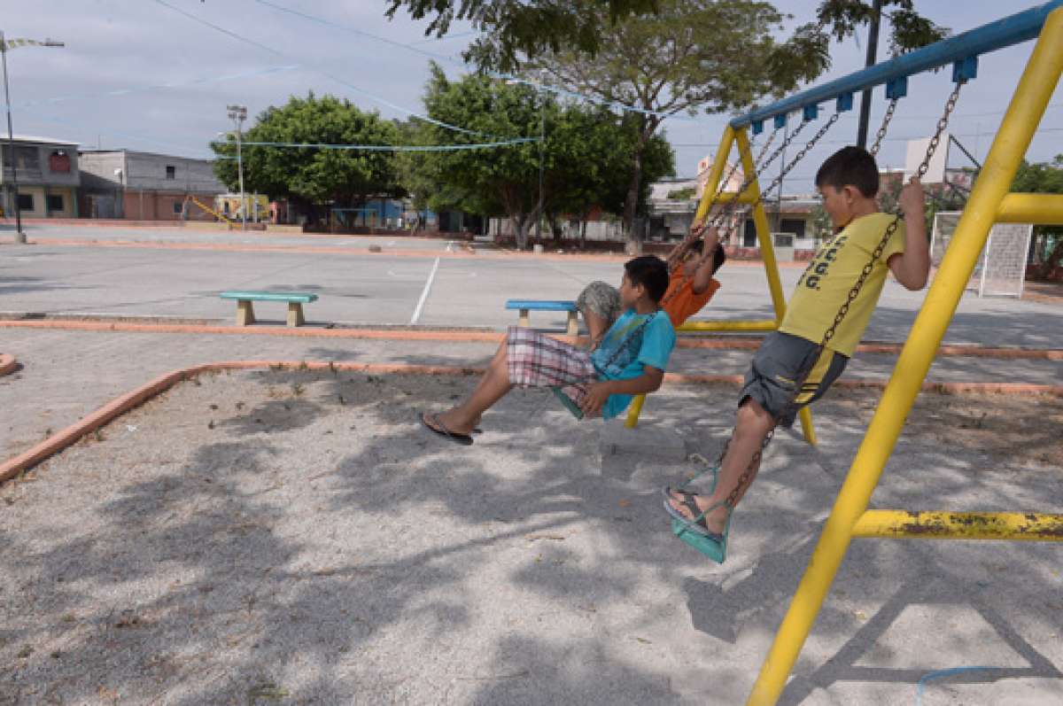 El parque ubicado en la I y la 26 recibe mantenimiento gracias a las mingas organizadas por los moradores. Foto: Karly Torres / El Tel&eacute;grafo