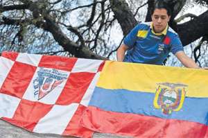 Mario Hidalgo, quite&ntilde;o de 29 a&ntilde;os, guard&oacute; dinero  durante 2 a&ntilde;os para financiar su viaje a la Copa Mundial. Concurrir&aacute; a los estadios  con estos estandartes. Afirma que la bandera de Liga de Quito (i) le trae buena suerte, como entre 2008 y 2010.