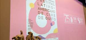 Las estaruillas del FLACQ fueron dise&ntilde;adas por la artista Natalia Espinosa. En los alrededores de la Casa de la Cultura hay varios perros callejeros.