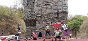 Los turistas llegan de todos los rincones del  pa&iacute;s. Escalar las rocas es el principal atractivo.