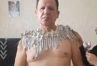Un iraní, de 54 años, batió su propio récord Guinness con una insólita demostración de concentración y energía corporal para pegarse 96 cucharas en el cuerpo.
