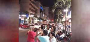En la avenida 9 de Octubre, centro de la urbe, las personas salieron a la calle tras el sismo.