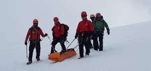 Bomberos de Cayambe y personal del GOE bajaron a la ciudadana hasta el refugio.