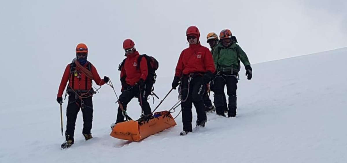 Bomberos de Cayambe y personal del GOE bajaron a la ciudadana hasta el refugio.