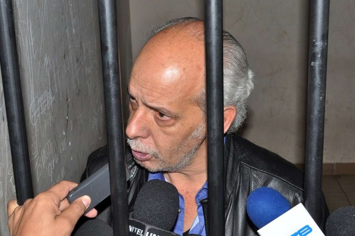 El directivo Carlos Ch&aacute;vez habla con la prensa desde la prisi&oacute;n donde se encuentra. FOTO: AFP