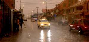 El aguacero que cay&oacute; la tarde de ayer en la capital azuaya aneg&oacute; varias calles y caotiz&oacute; el tr&aacute;fico en algunas zonas. Pese a ello, la ciudadan&iacute;a se alegr&oacute; por la lluvia. 