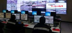 Personal del ECU911 realiza monitoreo a trav&eacute;s de las c&aacute;maras de vigilancia.