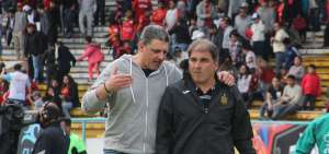 An&iacute;bal Biggeri, (izq.), sali&oacute; abucheado el domingo en medio de los gritos de la hinchada que ped&iacute;a su renuncia.