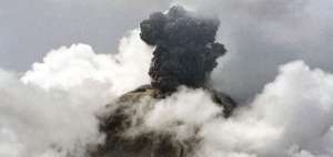 Bramidos moderados y leves sismos acompa&ntilde;aron ayer las emisiones de ceniza del volc&aacute;n. En pueblos cercanos temen que los &lsquo;rugidos&rsquo; rompan vidrios.