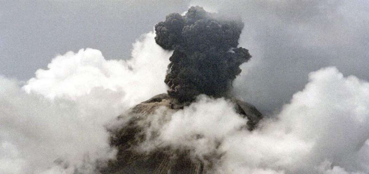 Bramidos moderados y leves sismos acompa&ntilde;aron ayer las emisiones de ceniza del volc&aacute;n. En pueblos cercanos temen que los &lsquo;rugidos&rsquo; rompan vidrios.