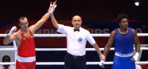Julio C&eacute;sar Castillo (d) cay&oacute; en la final de los 91 kilogramos del mundial de box ante el ruso Muslim Gadzhimagomedov.