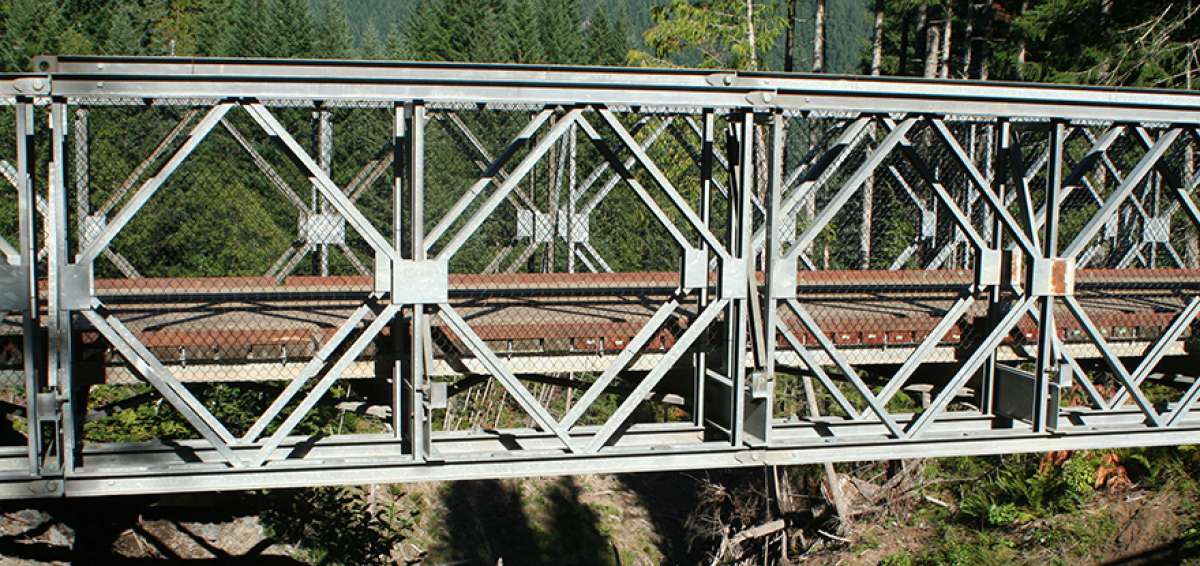 El puente bailey reemplaza a la antigua conexi&oacute;n terrestre que result&oacute; destruida el 29 de marzo por las fuertes lluvias. 
