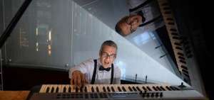 Es un jazzista, autodidacta, que ha interpretado el piano desde los 15 a&ntilde;os en varios escenarios del pa&iacute;s.