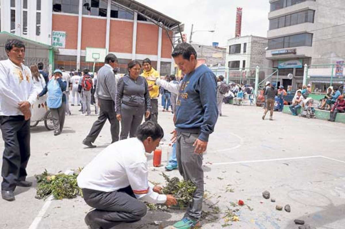 Los participantes en la feria de la salud tambi&eacute;n realizaron &lsquo;limpias&rsquo; con yerbas de la zona. Fotos: Silvia Osorio | El Tel&eacute;grafo