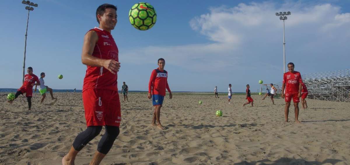 Mauricio Mera (i) es uno de los 14 integrantes de la selecci&oacute;n ecuatoriana de f&uacute;tbol playa que entrena desde el lunes antes del Mundial de Bahamas.