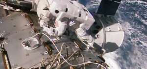 La misi&oacute;n en m&aacute;s de 6 horas instal&oacute; los cables que permitir&aacute;n a las naves atracar en la estaci&oacute;n espacial.