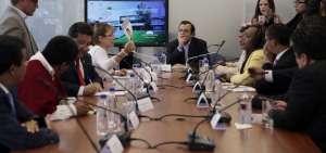 Alexandra C&oacute;rdova, madre de David Romo -desaparecido en 2013-, ante los miembros de la Comisi&oacute;n de Participaci&oacute;n Ciudadana.  