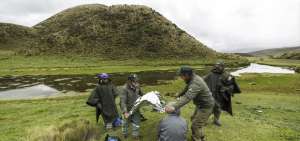Los vigilantes del Parque Nacional Cotopaxi asisten a un turista con principio de hipotermia. Los profesionales siempre portan equipos de primeros auxilios. los profesionales permanecen en dichos sitios de cuatro a 10 horas.