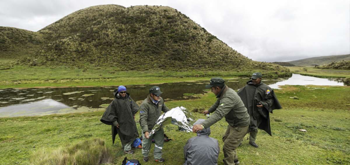 Los vigilantes del Parque Nacional Cotopaxi asisten a un turista con principio de hipotermia. Los profesionales siempre portan equipos de primeros auxilios. los profesionales permanecen en dichos sitios de cuatro a 10 horas.