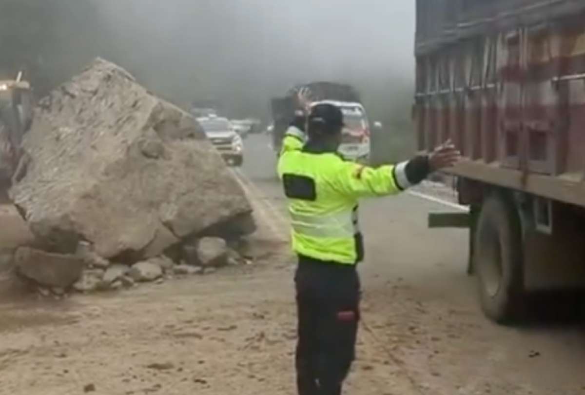 Maquinaria y equipos de emergencia trabajan para retirar el material de la v&iacute;a.