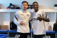 Jeremy Sarmiento (izq.) y Moisés Caicedo juegan en el Brighton inglés