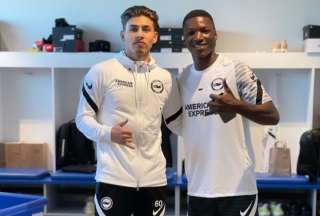 Jeremy Sarmiento (izq.) y Moisés Caicedo juegan en el Brighton inglés