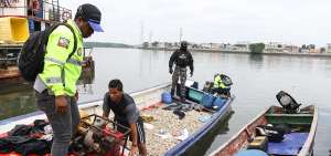 Las embarcaciones con el camar&oacute;n y las personas detenidas arribaron al muelle de La Fragata, en el sur de Guayaquil, escoltadas por los agentes.