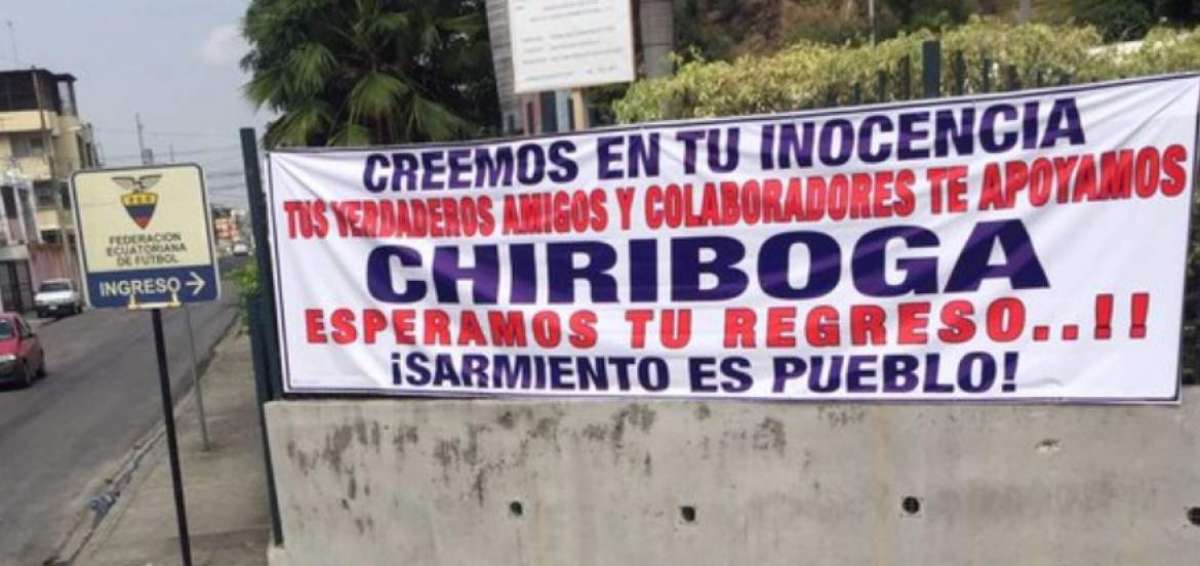 Pancarta a favor de la gesti&oacute;n de Luis Ch. es exhibida al ingreso de la FEF. 