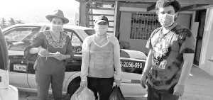 Avelina Rogel (izq.) lleva un registro de las familias a las que se les entrega semanalmente su kit de provisiones perecibles y no perecibles.