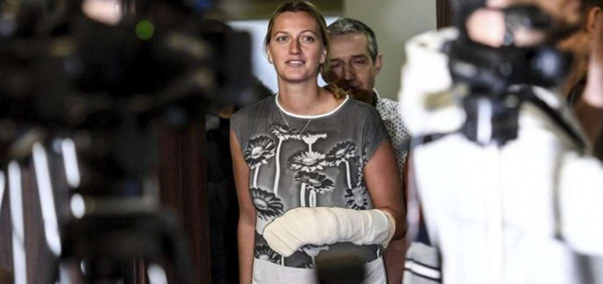 La tenista checa Petra Kvitova, doble campeona de Wimbledon, saliendo de un hospital, donde fue curada de las heridas que sufri&oacute; en diciembre pasado.