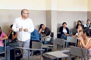 El director de diario EL TEL&Eacute;GRAFO  comparti&oacute; varios conceptos sobre las nuevas formas de hacer periodismo con los estudiantes de la Universidad de Guayaquil. Foto: Alfredo Piedrah&iacute;ta / El Tel&eacute;grafo