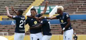El delantero Luis Miguel Escalada (centro) celebra el gol que le marc&oacute; a Fuerza Amarilla; su segundo tanto con la camiseta de Universidad Cat&oacute;lica.