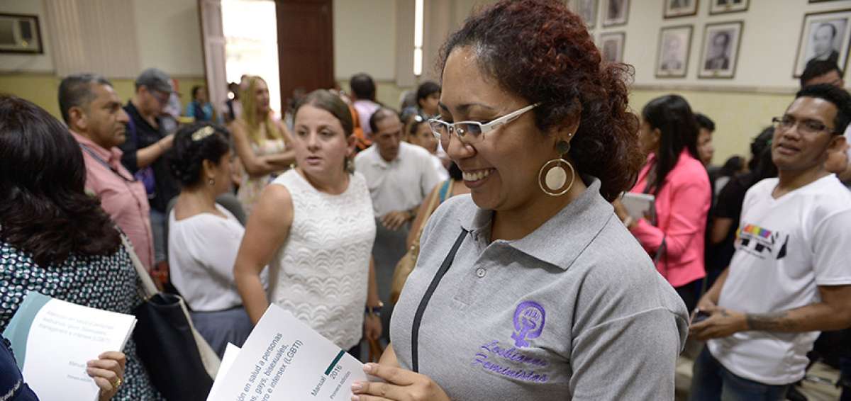 Una activista de la comunidad LGBTI revis&oacute; el sumario de servicios para salud durante la presentaci&oacute;n.