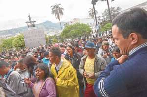 La ma&ntilde;ana de ayer, un centenar de comerciantes aut&oacute;nomos se congregaron en la Plaza de la Independencia para exigir una reuni&oacute;n con el alcalde Rodas. Foto: Santiago Aguirre / El Tel&eacute;grafo