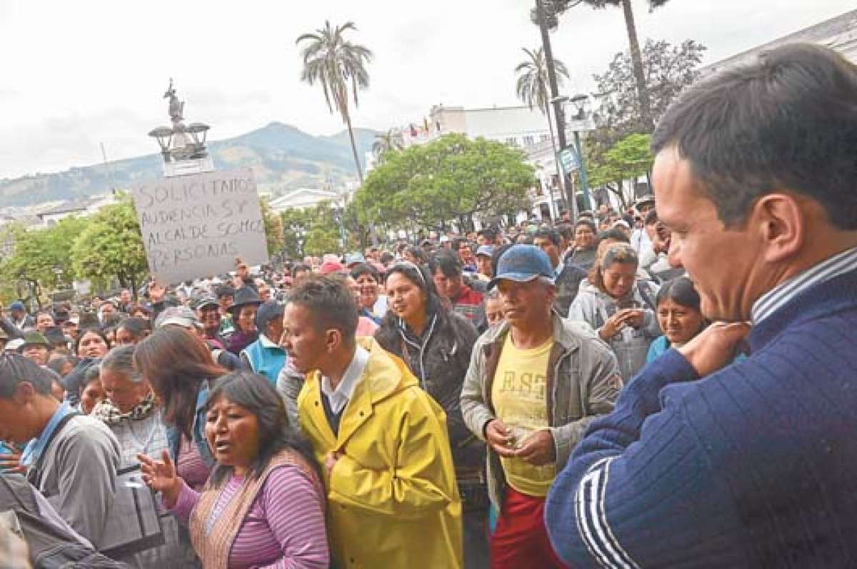La ma&ntilde;ana de ayer, un centenar de comerciantes aut&oacute;nomos se congregaron en la Plaza de la Independencia para exigir una reuni&oacute;n con el alcalde Rodas. Foto: Santiago Aguirre / El Tel&eacute;grafo