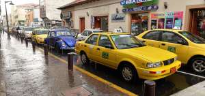 Los gastos de mantenimiento de los taxis, seg&uacute;n los conductores, son casi imposibles de cubrir debido al descenso de la demanda del servicio diario.