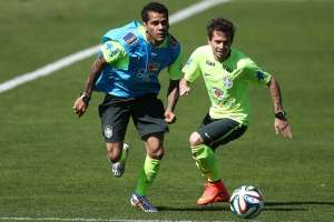 Bernard (d.) entren&oacute; con normalidad hasta que sufri&oacute; un golpe en el tobillo derecho. Foto: EFE