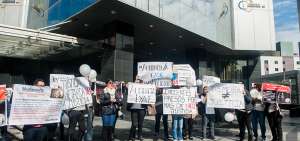 Con plantones y movilizaciones, familiares de los procesados en diversos casos exigen justicia en los exteriores del Consejo de la Judicatura, en Quito.