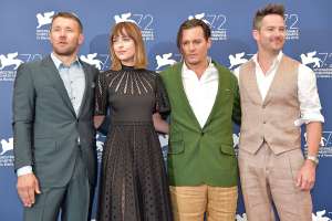 Joel Edgerton, Dakota Johnson, Johnny Depp y el director Scott Cooper
