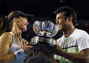 Con este triunfo, Hingis (i) sum&oacute; a los 34 a&ntilde;os su decimosexto t&iacute;tulo del Grand Slam. Foto: Agencia AFP