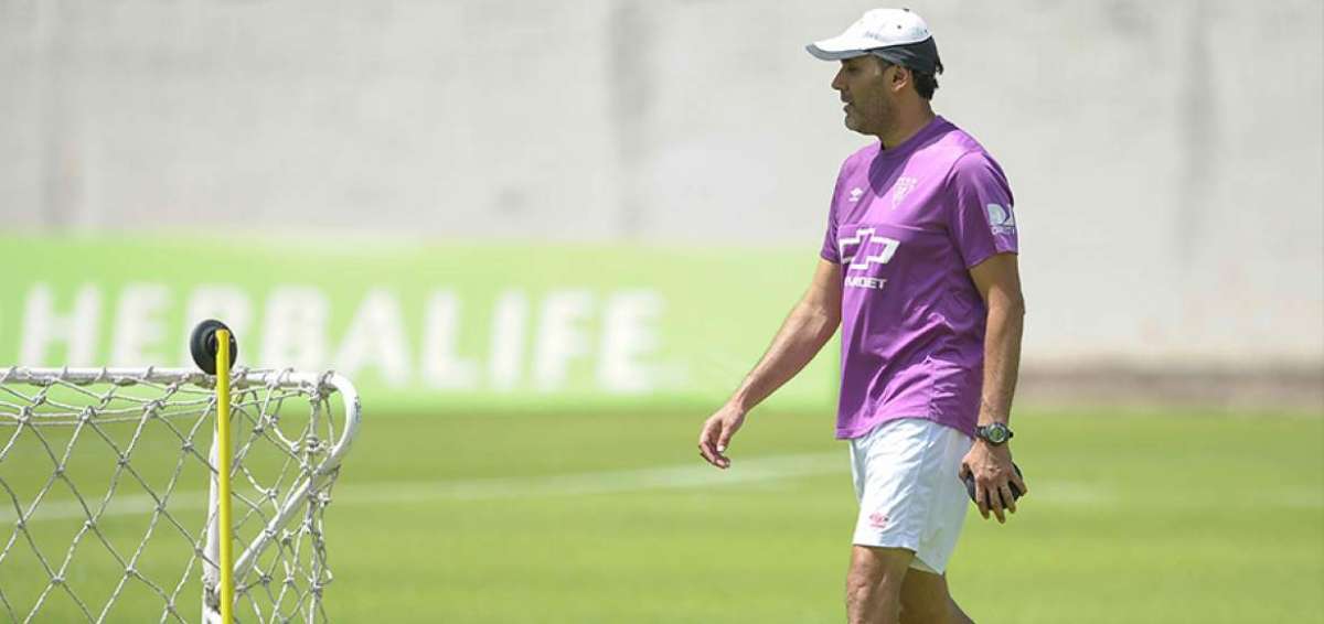En su carrera deportiva, Gustavo Flores ataj&oacute; en Hurac&aacute;n, Libertad de Paraguay,  San Felipe y Uni&oacute;n Espa&ntilde;ola de Chile. A los 26 a&ntilde;os, una lesi&oacute;n en el tobillo lo margin&oacute; por un tiempo y decidi&oacute; dedicarse a ser entrenador de arqueros.