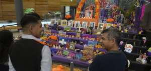 La iconograf&iacute;a del altar lleva objetos de la religi&oacute;n cat&oacute;lica y la cultura mexicana con la popular calavera La Catrina.