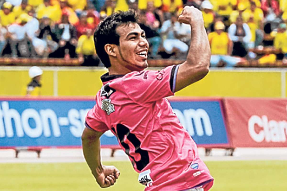 El futbolista portovejense de 20 a&ntilde;os, Junior Sornoza (izq.), jug&oacute; en Independiente del Valle desde 2009. La temporada pasada convirti&oacute; 17 anotaciones. Foto: Archivo / El Tel&eacute;grafo