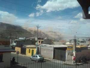 Levantamiento de polvo, en Calder&oacute;n, luego del temblor de esta ma&ntilde;ana. Foto: &Aacute;lvaro P&eacute;rez / EL TEL&Eacute;GRAFO
