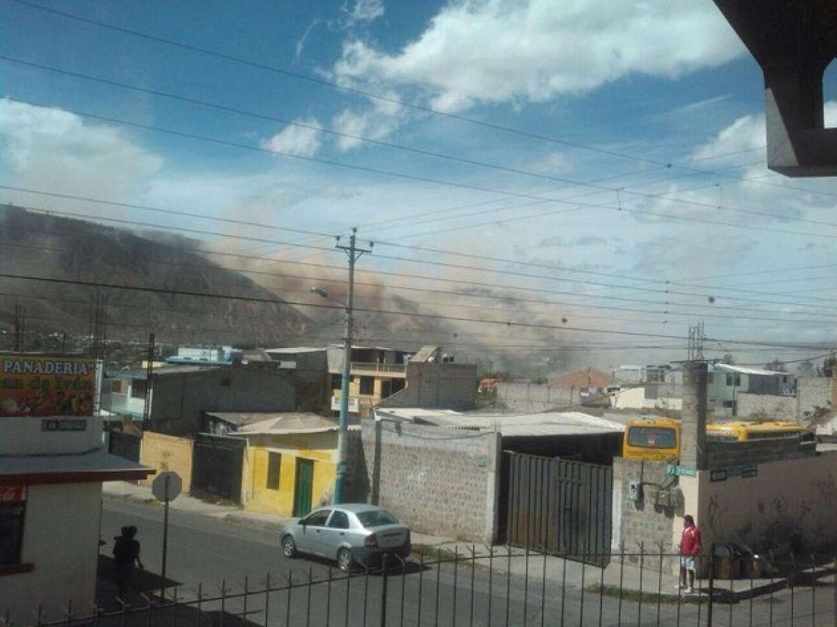Levantamiento de polvo, en Calder&oacute;n, luego del temblor de esta ma&ntilde;ana. Foto: &Aacute;lvaro P&eacute;rez / EL TEL&Eacute;GRAFO
