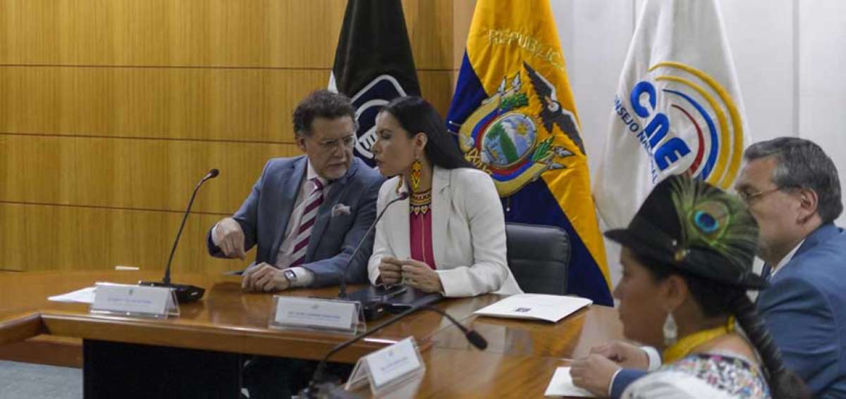 El contralor subrogante Pablo Celi y la presidenta del CNE, Diana Atamaint, lideraron la reuni&oacute;n para el control de las elecciones de marzo.
