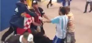 Instantes en los que los hinchas argentinos agreden a 2 croatas.