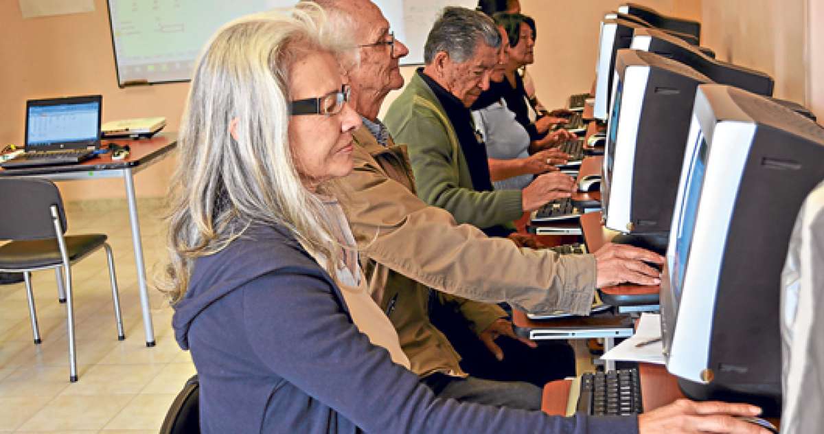 En los programas para jubilados del IESS y del Municipio de Quito se ofertan los cursos de computaci&oacute;n por pedido de los adultos mayores. Uno de sus principales requerimientos constituye aprender a usar las redes sociales. Foto: Cortes&iacute;a